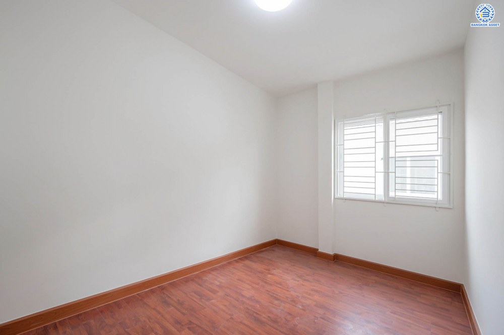 บ้านมือสองตกแต่งใหม่ โครงการ ศุภาลัยวิลล์ ราชพฤกษ์-บางบัวทอง เนื้อที่ 38.1 ตร.ว. พื้นที่ใช้สอยเยอะกว่า 184.98 ตร.ม. ตอบโจทย์ทุกการอยู่อาศัย ฟังก์ชัน 3 ห้องนอน 2 ห้องน้ำ 2 ที่จอดรถ บนทำเลเชื่อมต่อ รถไฟฟ้าสายสีม่วง "สถานีบางพลู" รายล้อมด้วยสิ่งอำนวยความสะดวกมากมาย